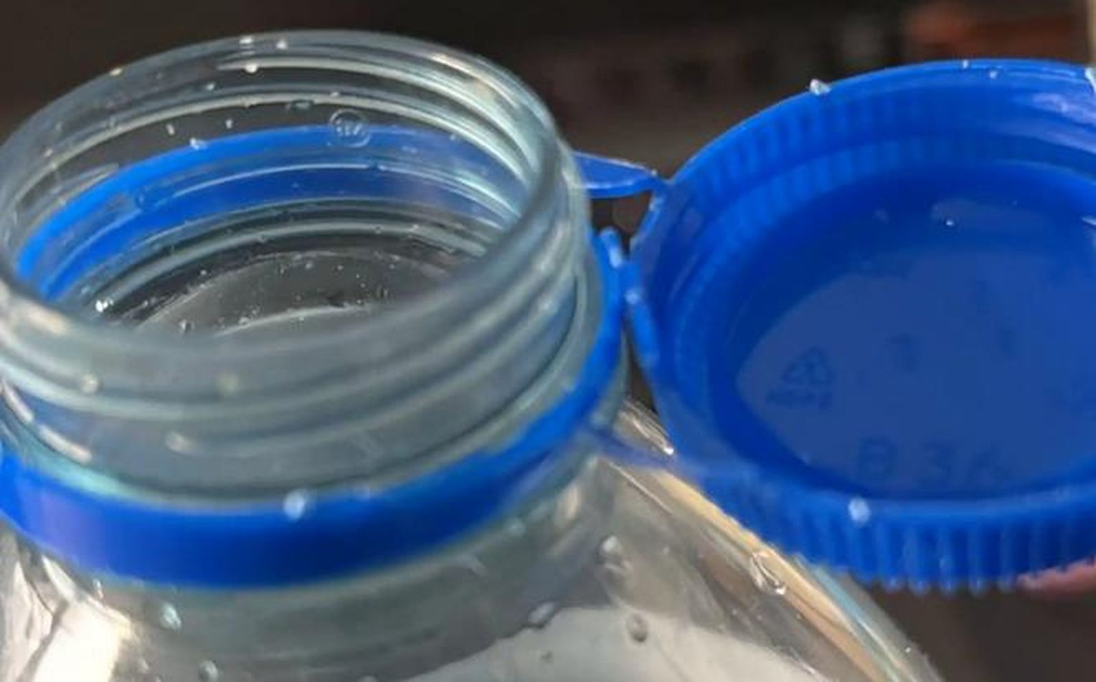Los tapones de las botellas de plástico en España ahora deben permanecer adheridos al envase para facilitar el reciclaje y reducir residuos.