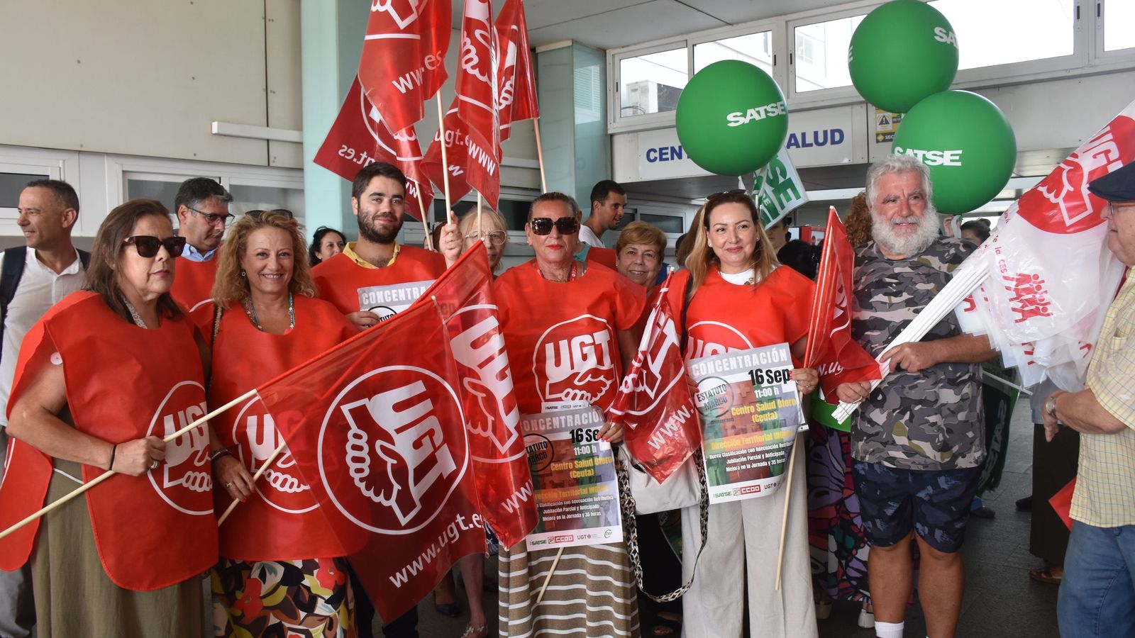 Ugetistas durante la concentración en el Centro de Salud de Otero
