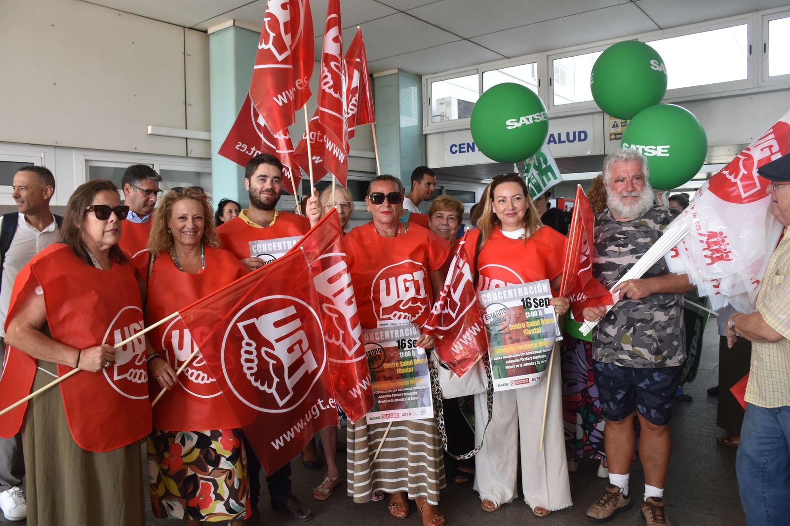 Ugetistas durante la concentración en el Centro de Salud de Otero por el Estatuto Marco