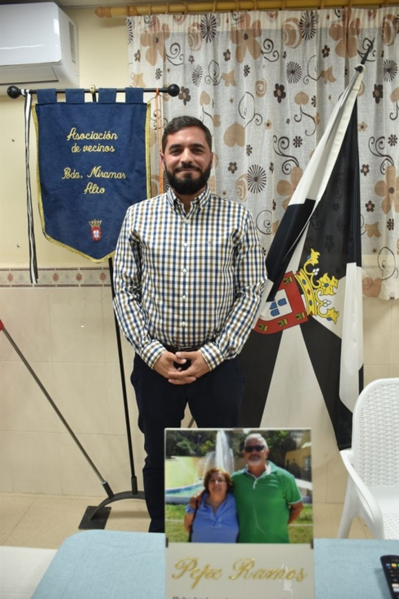 José María Ramos posando junto a una foto de su padre y su madre. / FOTO NICOL'S