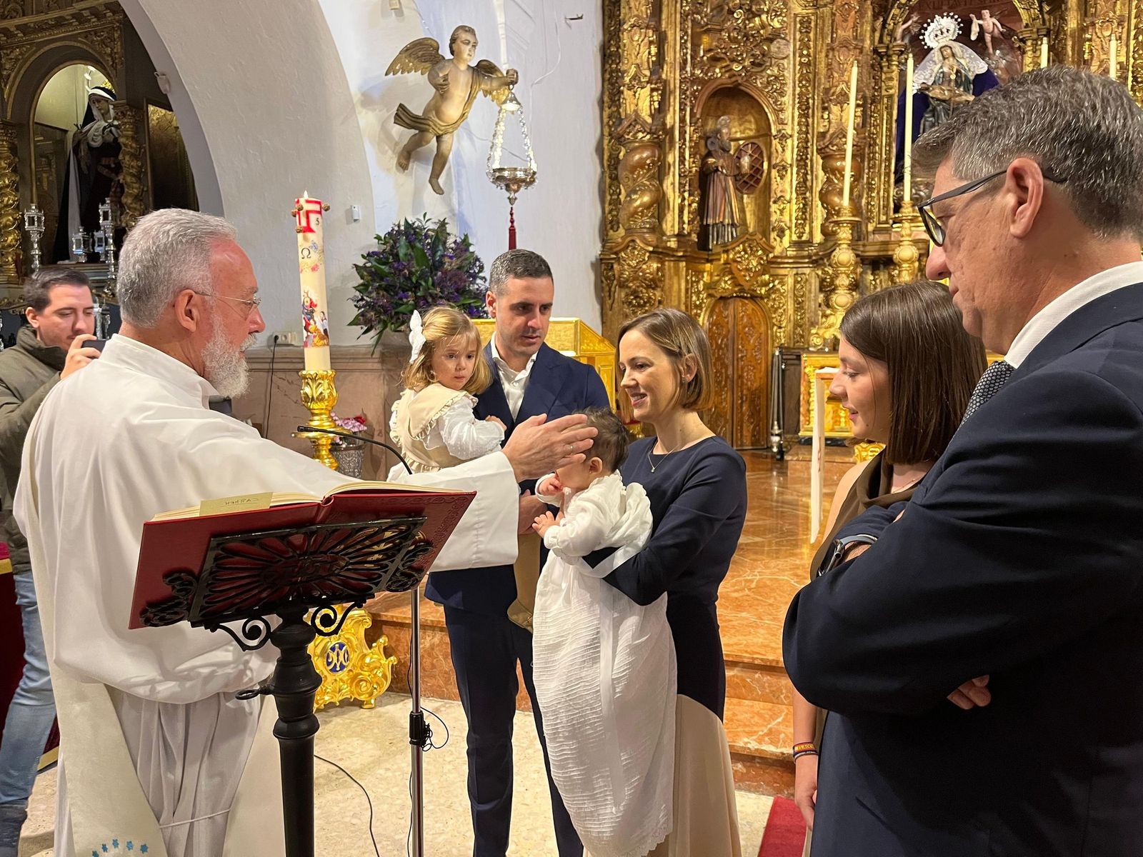 Carmen recibe el Sacramento del Bautismo en el Santuario