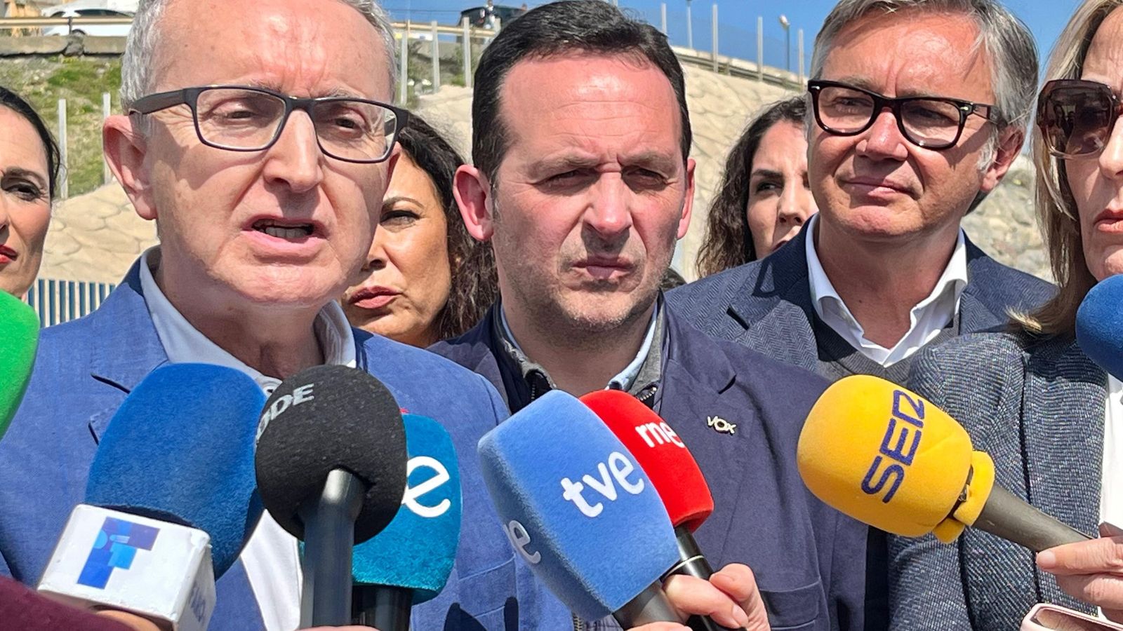 El portavoz de Vox en Melilla, José Miguel Tasende, declara ante la prensa junto a Redondo y Gavira en el Tarajal