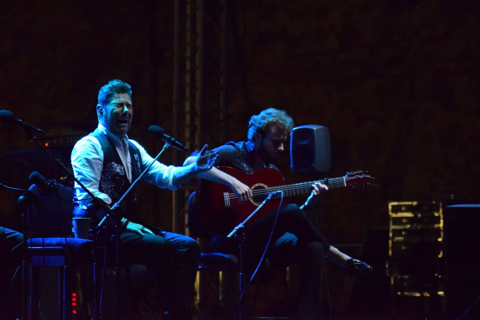 Miguel Poveda llena de poderío las Murallas en la noche más flamenca del año