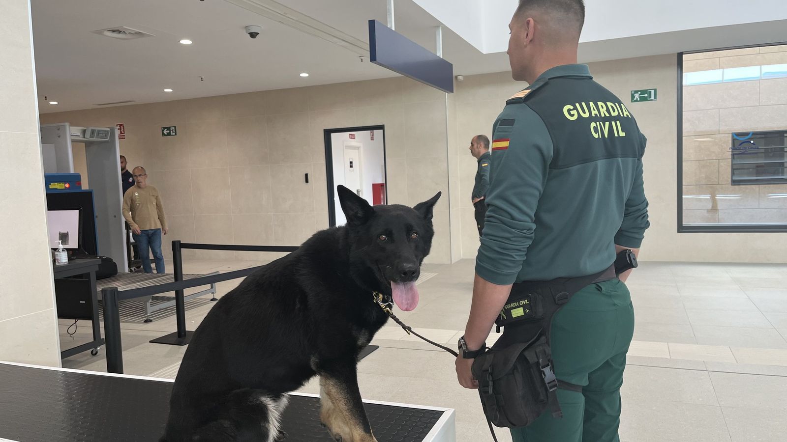 Rita y Lobo de DUeñas antes de realizar el control en la Estación Marítima
