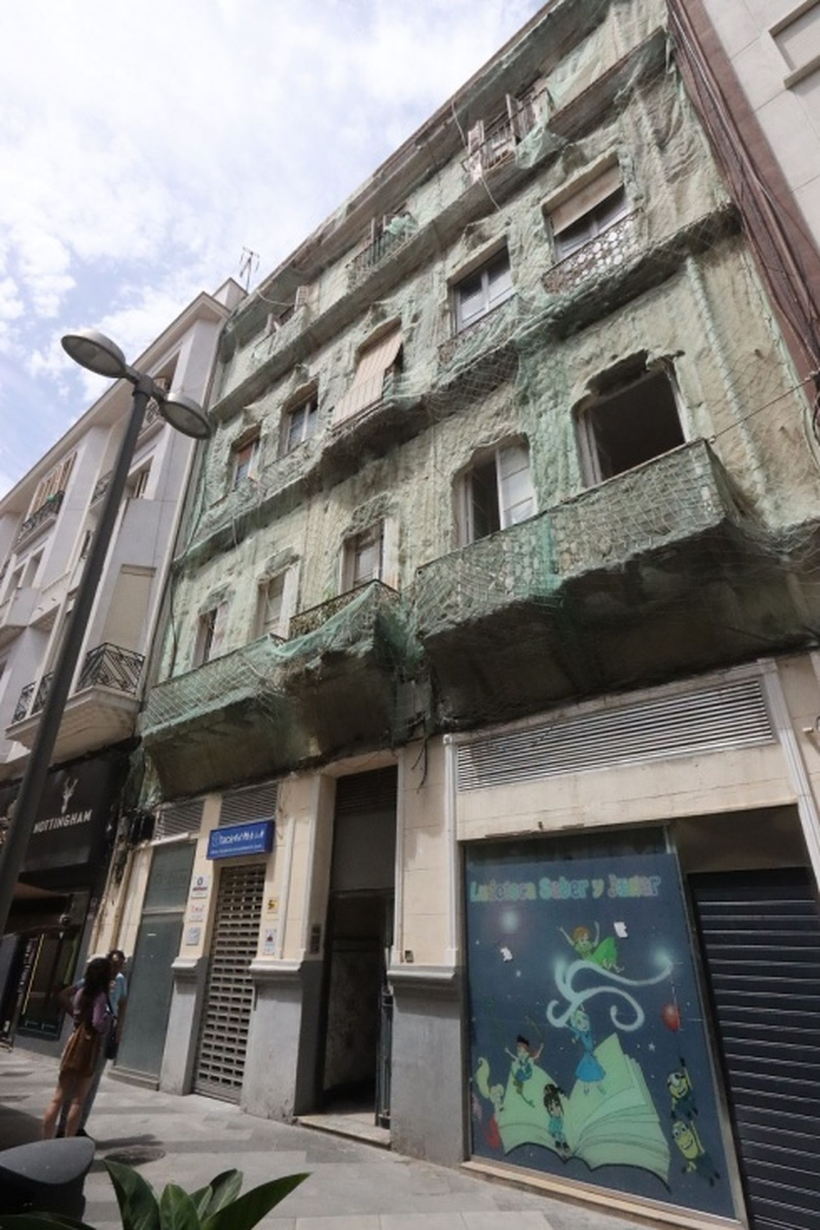 Los dos `bajos´ estarían siendo reformados pese a que el edificio no cumple con los requisitos de habitabilidad. / FOTO REDUAN