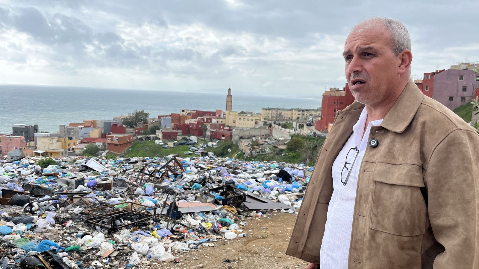 El presidente de la barriada Príncipe Alfonso, Ahmed Enfed-Dal, frente al vertedero ilegal de la barriada cuya insalubridad llevan años denunciando