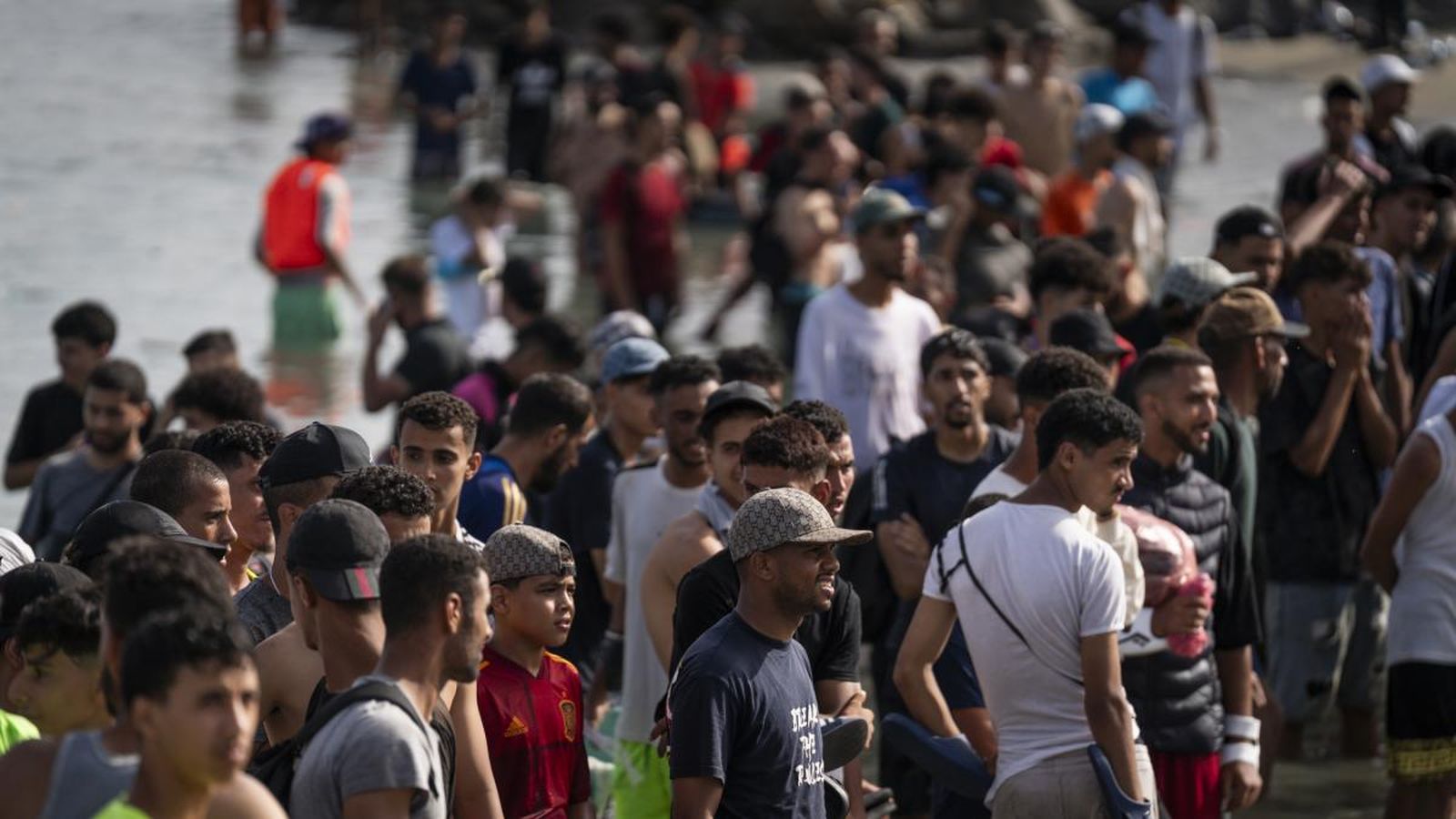 Migrantes marroquíes en Ceuta.