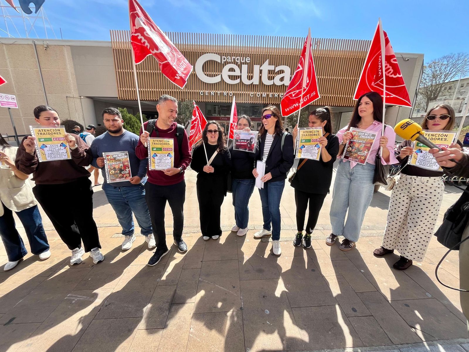 Manifestantes a las puertas del centro comercial Parque Ceuta
