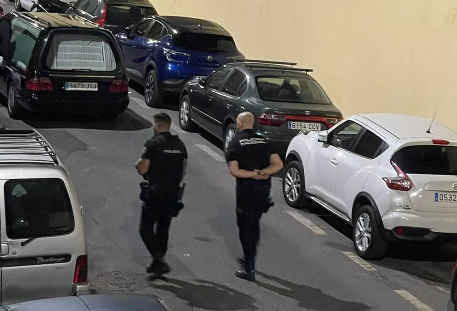 Los agentes y el coche fúnebre, en el lugar de los hechos minutos después