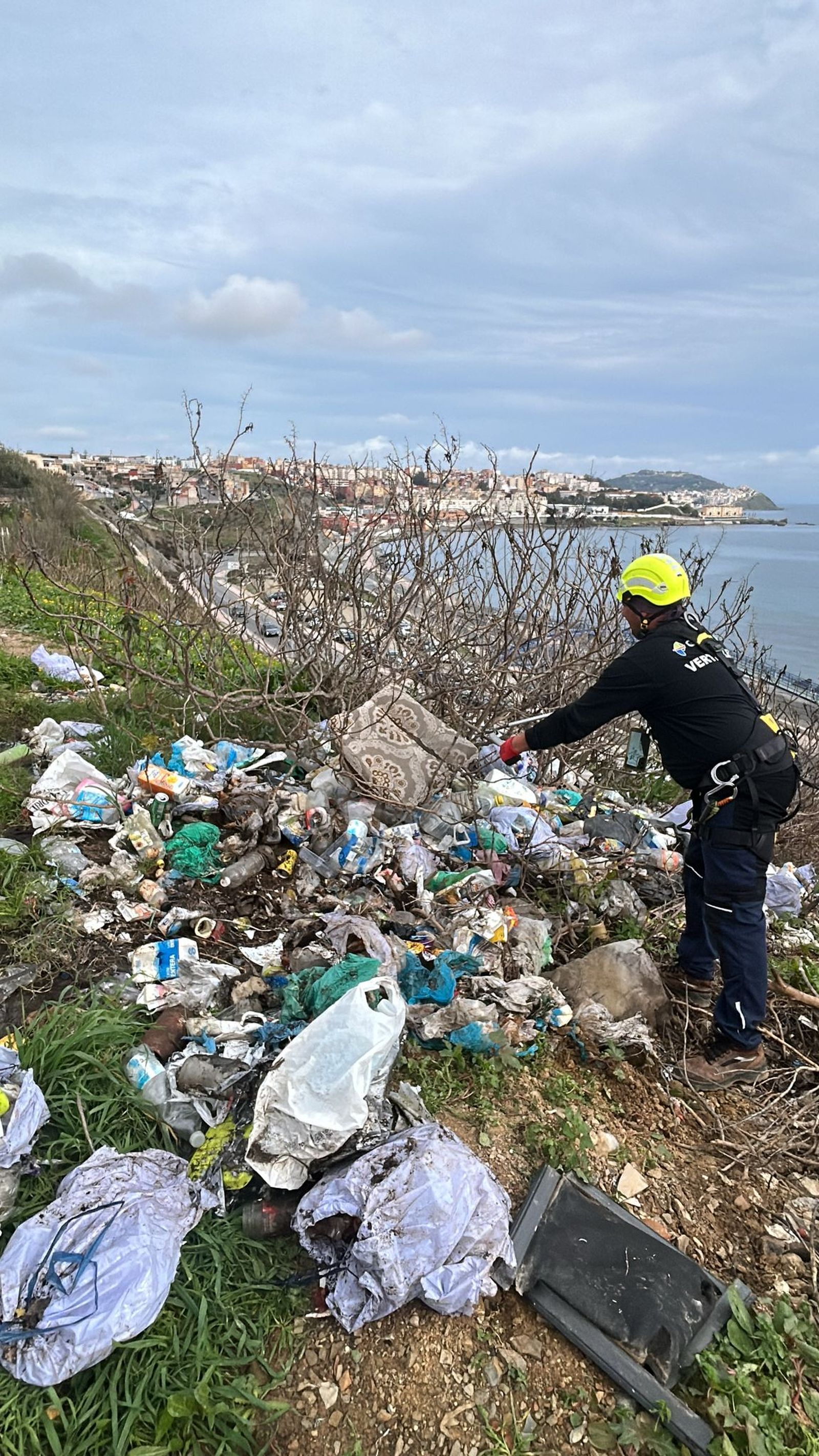 Las Brigadas Verticales limpian residuos en la barriada del Príncipe Felipe.