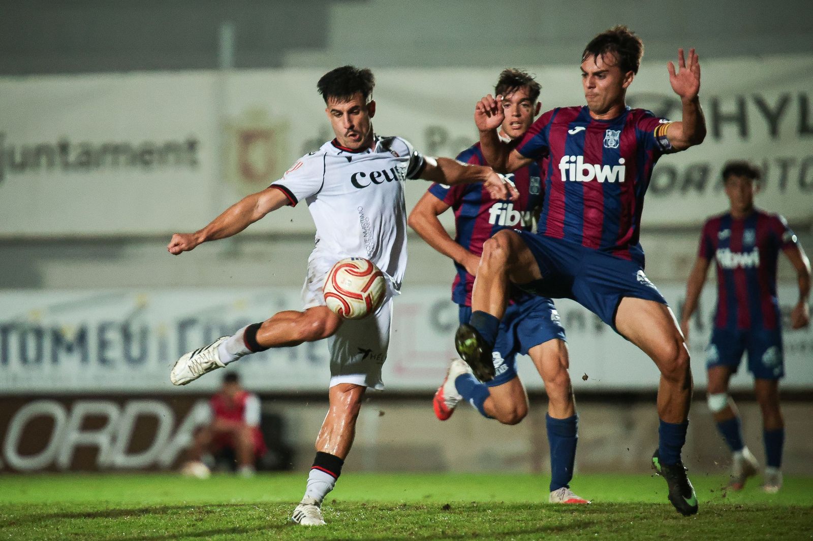 Victoria poco convicente del Ceuta ante el Poblense (1-2) para avanzar en Copa