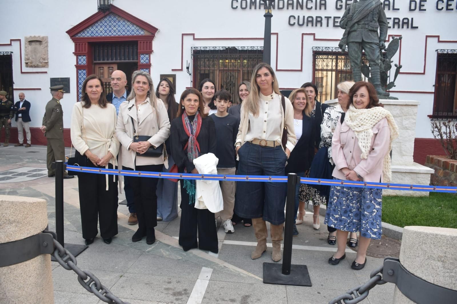 El Ramix 30 protagoniza un solemne arriado de bandera en ‘Foso Almina’