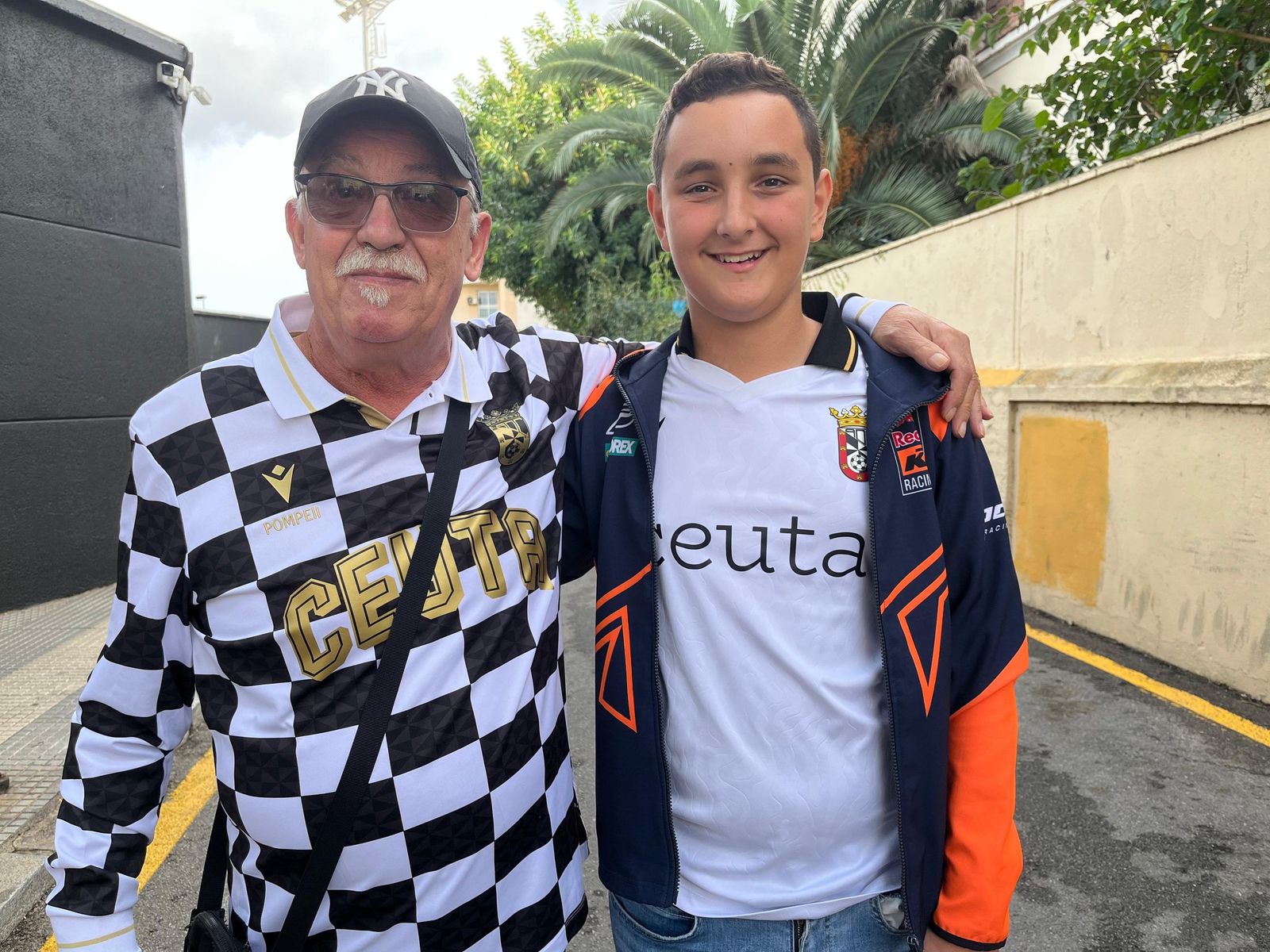 Gran 'ambientazo' en la previa del partido con las aficiones entregadas a sus respectivos equipos