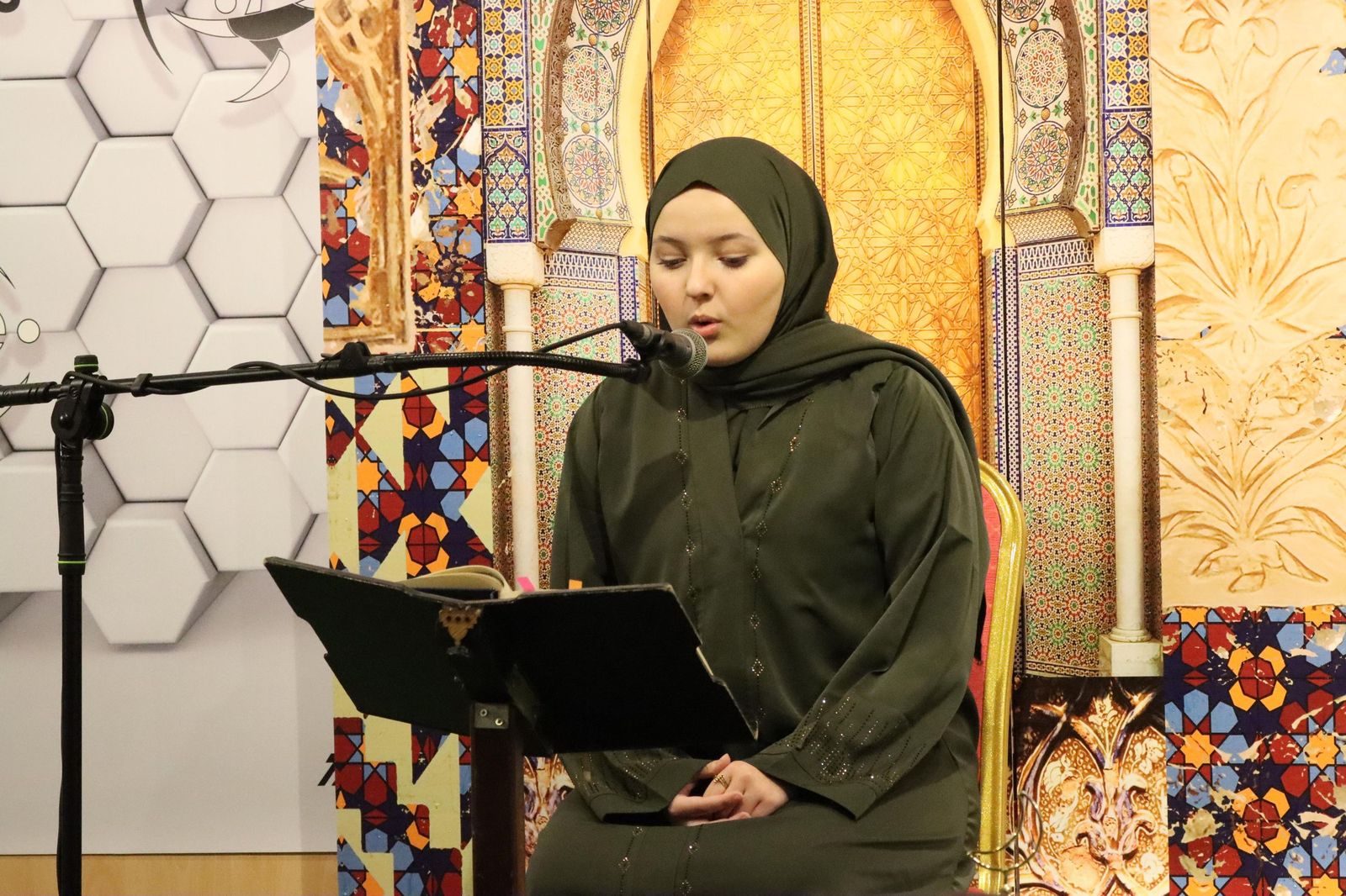 El alumnado de Al Idrissi recita el Corán en taywid en el salón de actos de la RFFCE