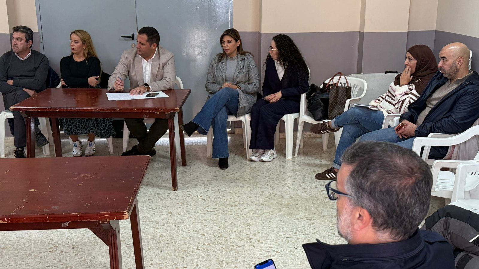 La consejera Benzina y miembros del MDyC también acudieron a la primera reunión de trabajo con los comerciantes de Hadú