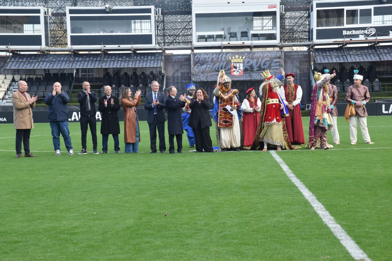 Los Reyes Magos aterrizan en el Alfonso Murube horas antes de la cabalgata