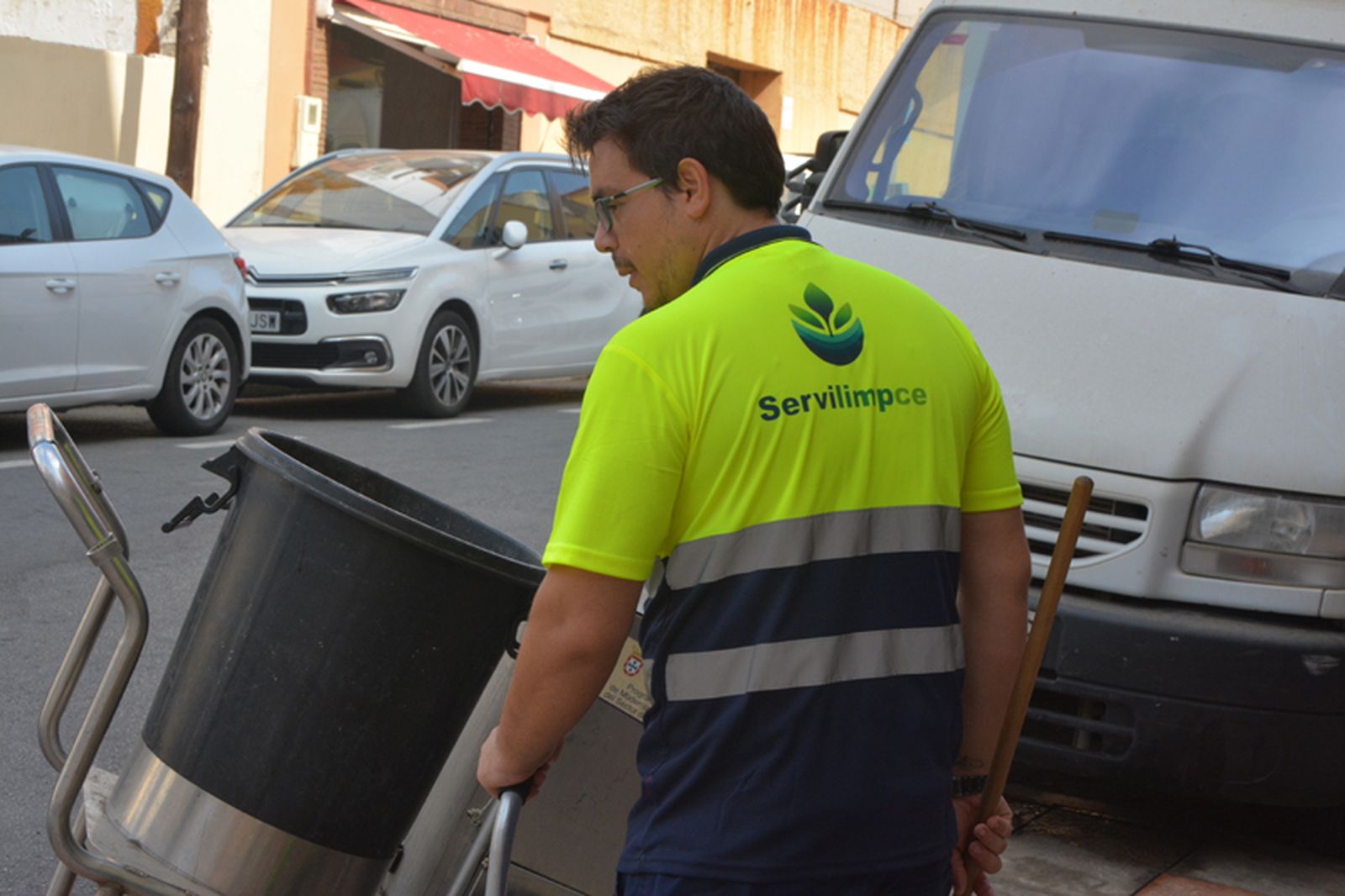 Un trabajador de Servilimpce en Hadú. / FOTO J.I.M.