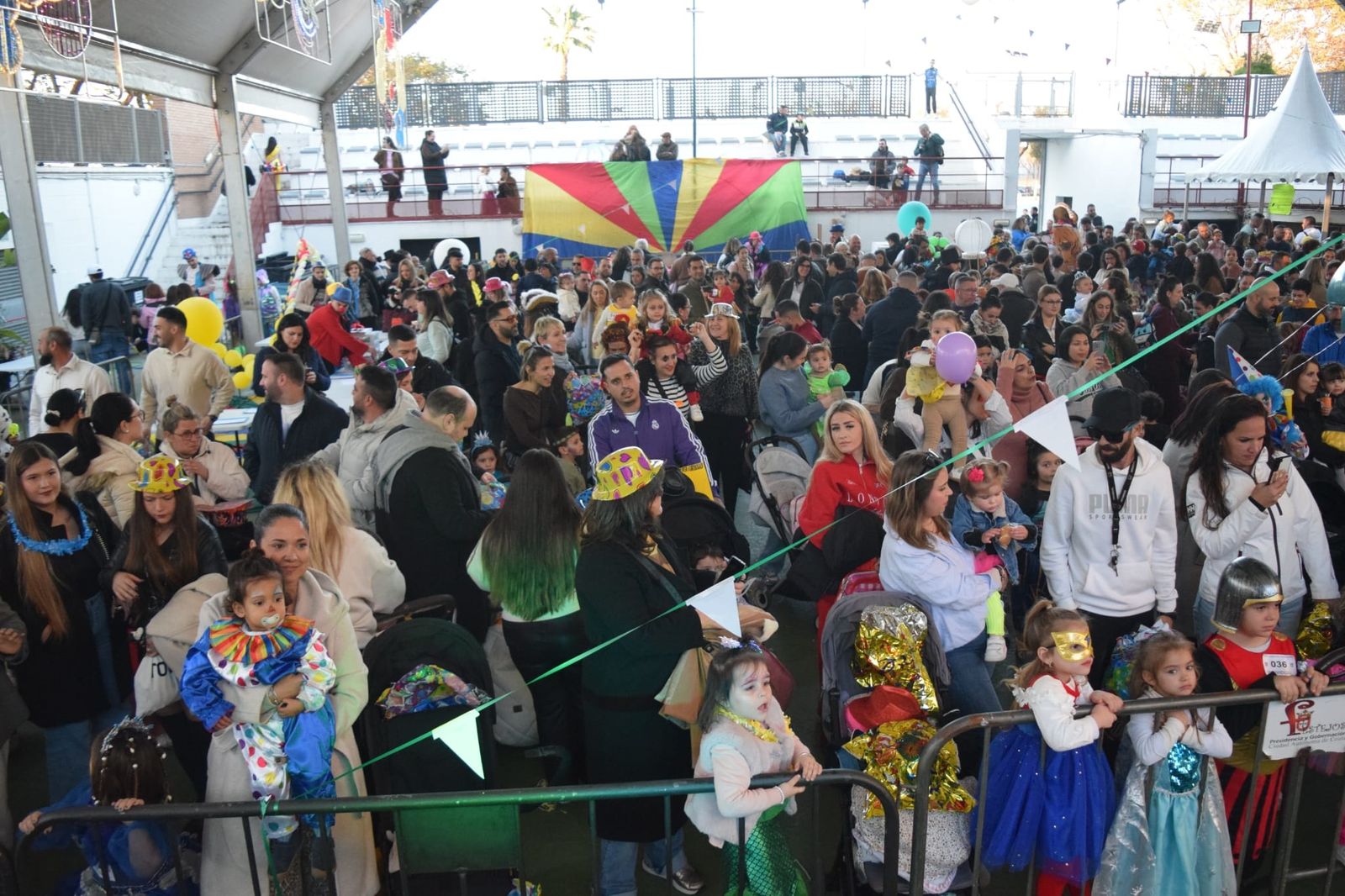 El concurso de carnaval infantil disfraza el Auditorio de la Marina con motivos de circo