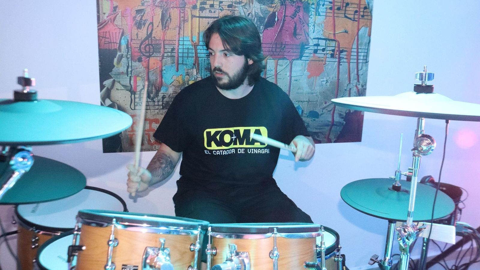 Un joven toca la batería en el nuevo estudio de grabación