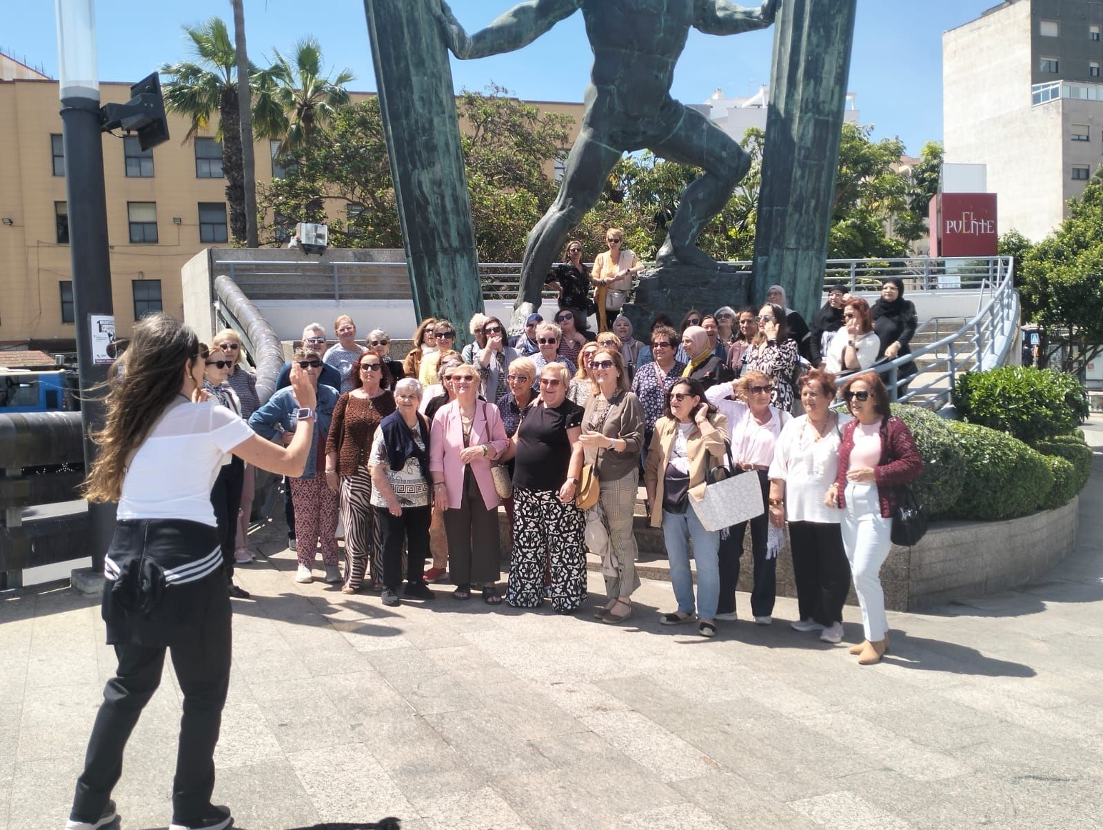 Un grupo de turistas, ante el monumento a Hércules
