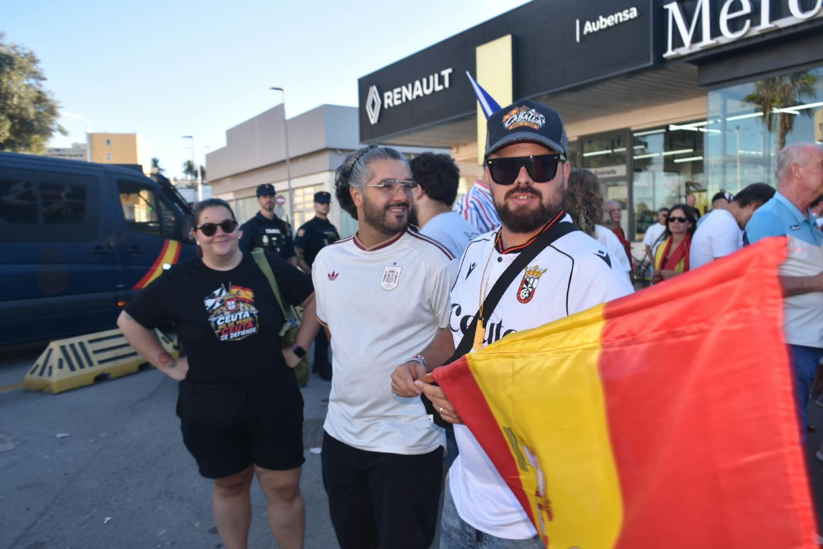Los trabajadores del Puerto de Ceuta muestran su rechazo al asentamiento migrante