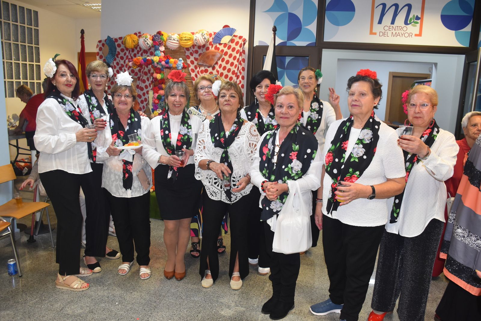 Las mujeres del Centro del Mayor celebran sus Cruces de Mayo