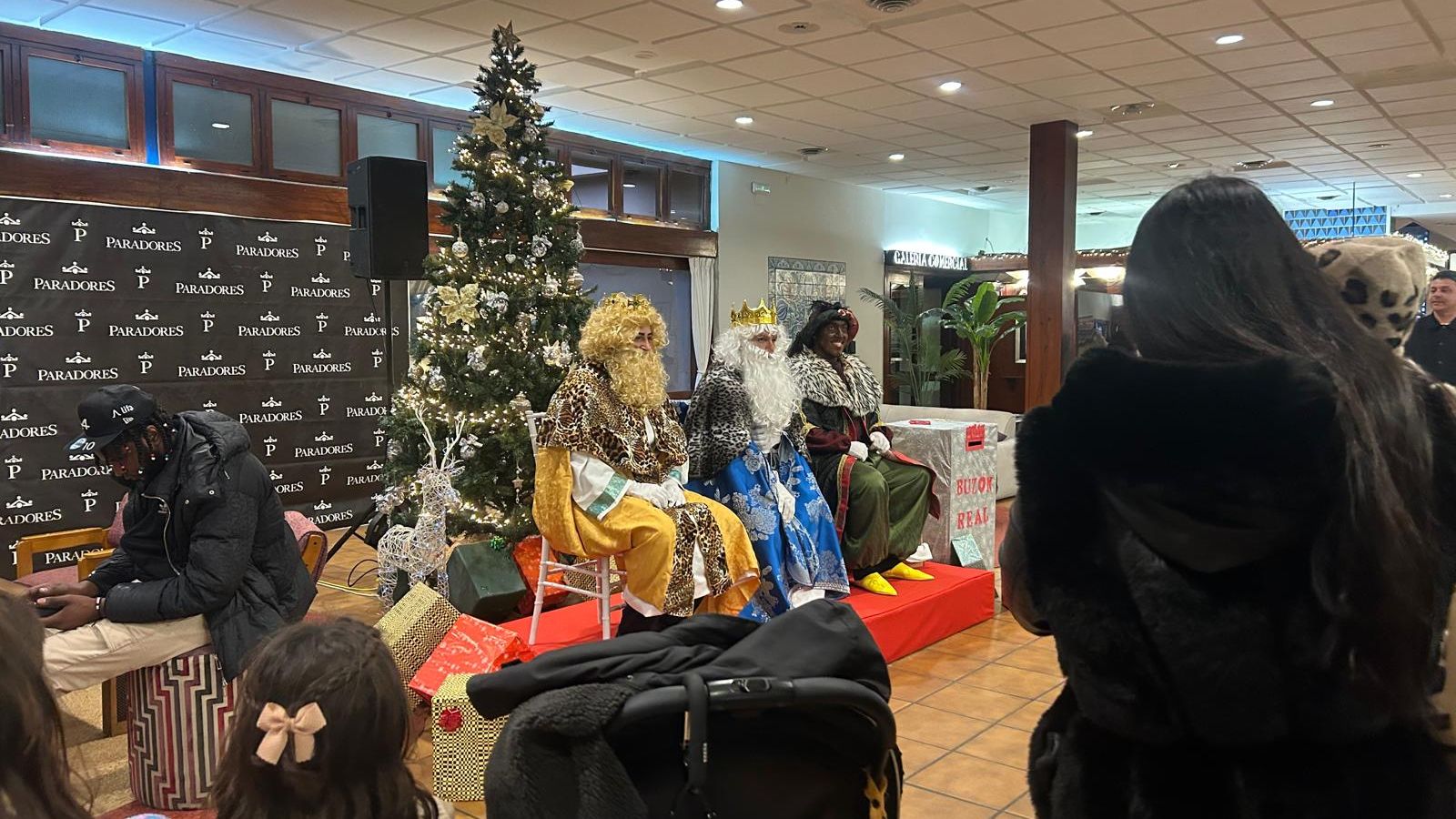Los Reyes Magos recogen las cartas de los más pequeños en el Parador de Ceuta