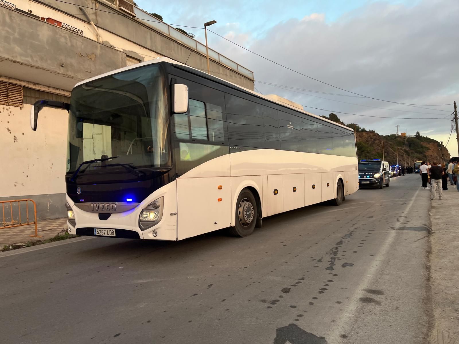 La Policía Nacional inicia el desalojo del Guano, último gran asentamiento ilegal de inmigrantes de Ceuta