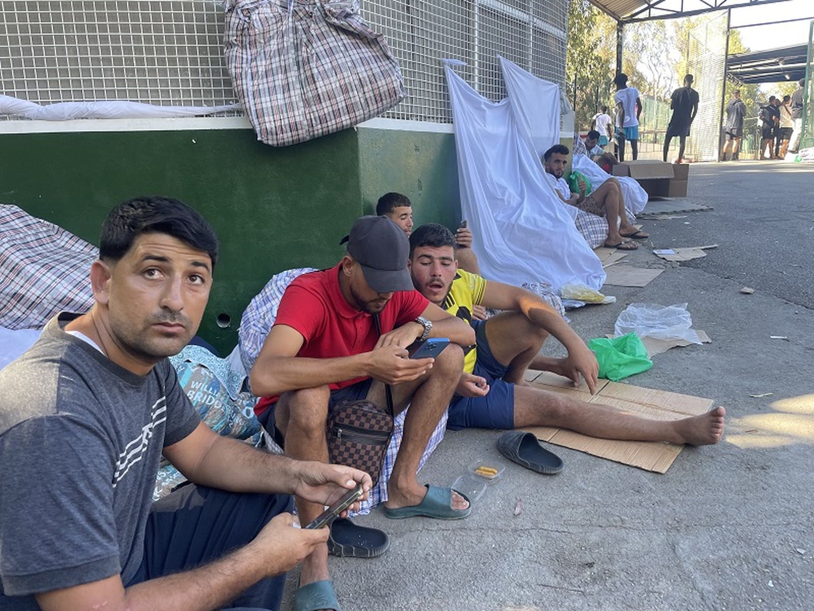 Varios migrantes a las puertas del CETI. / FOTO REDUAN