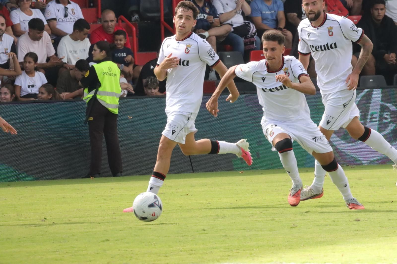 (3-1) Carlos Hernández se viste de héroe para remontar ante el Sanse