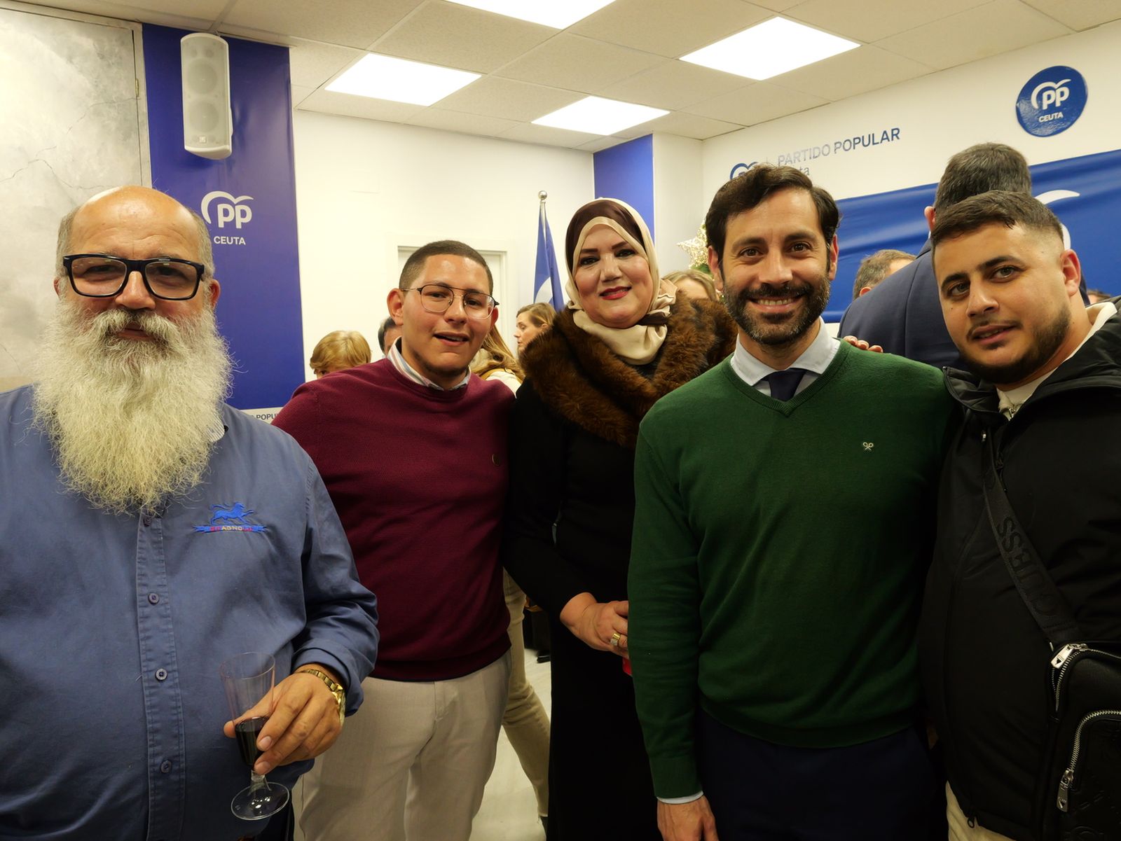 Vivas sugiere un relevo futuro y reivindica su gestión en la copa navideña del PP