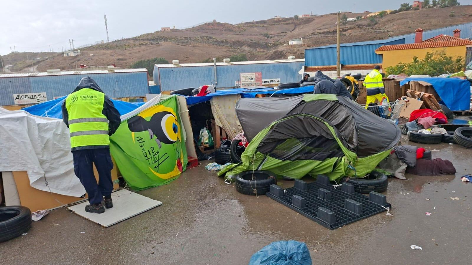 Los servicios de limpieza trabajan tras el desalojo de asentamientos ilegales de inmigrantes