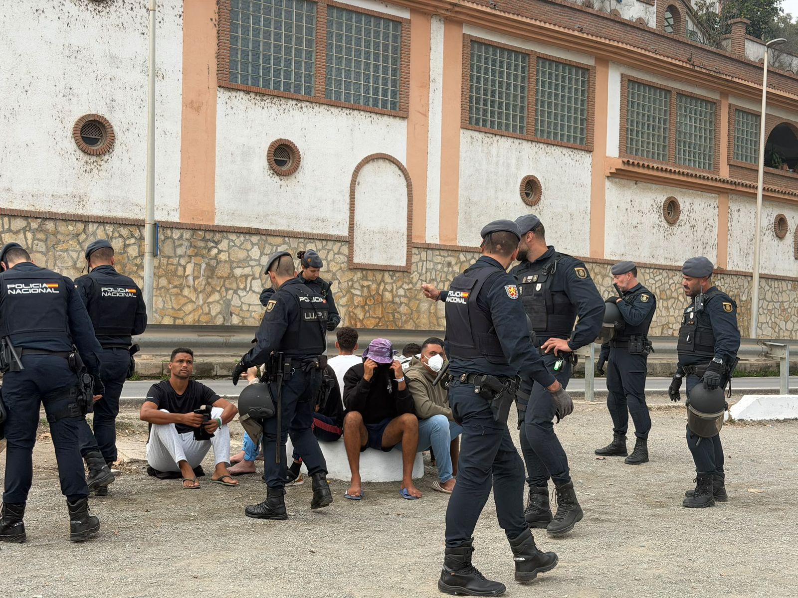 Amplio despliegue de la UIP en el CETI de Ceuta para proceder a la expulsión de decenas de migrantes