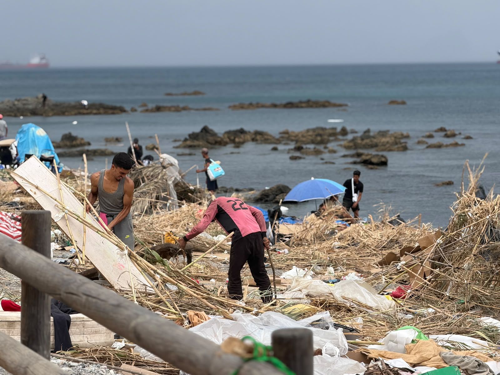 Migrantes en la playa del Trampolín.