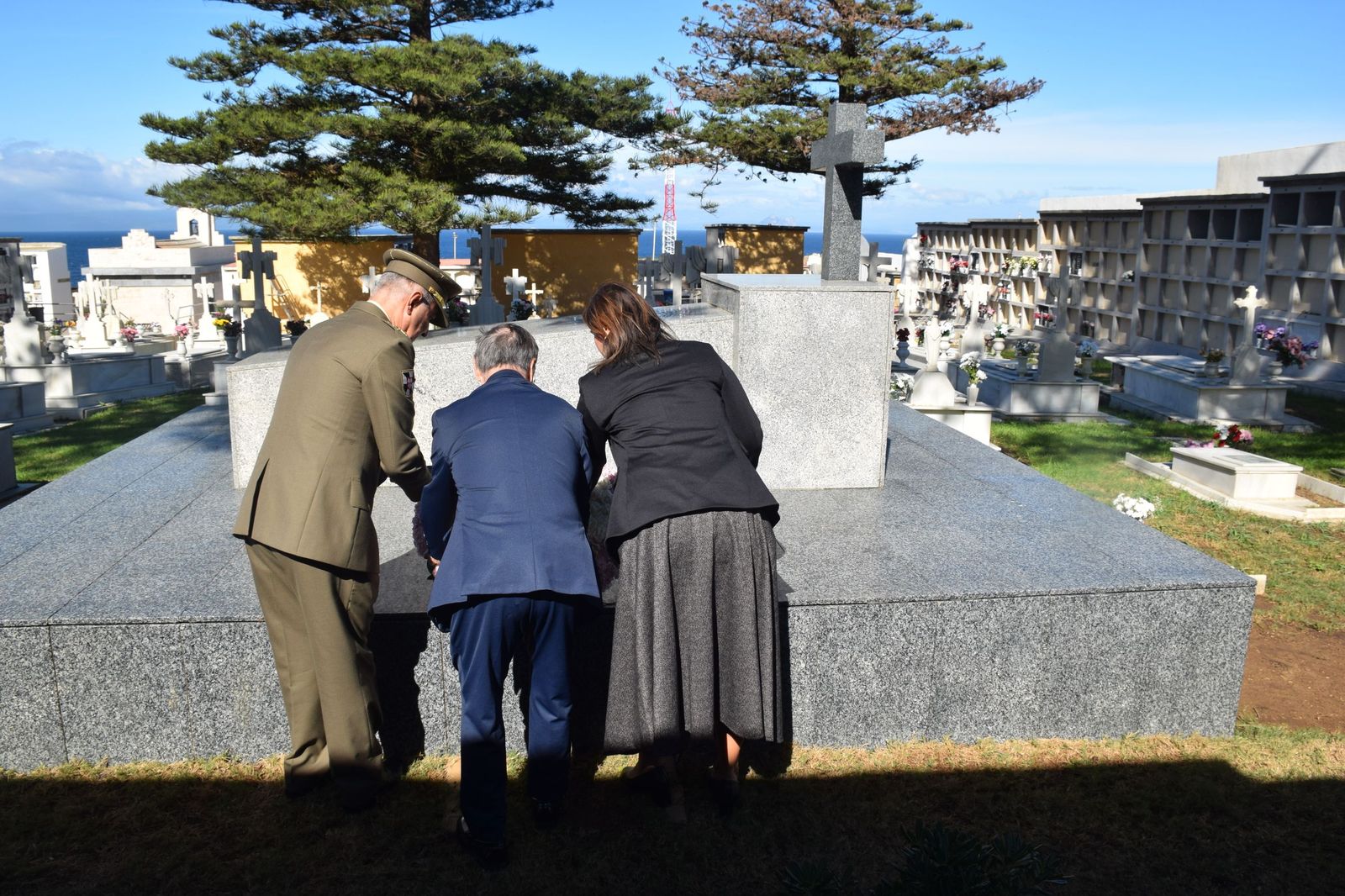 Un recuerdo institucional en el Día de Difuntos para quienes faltan