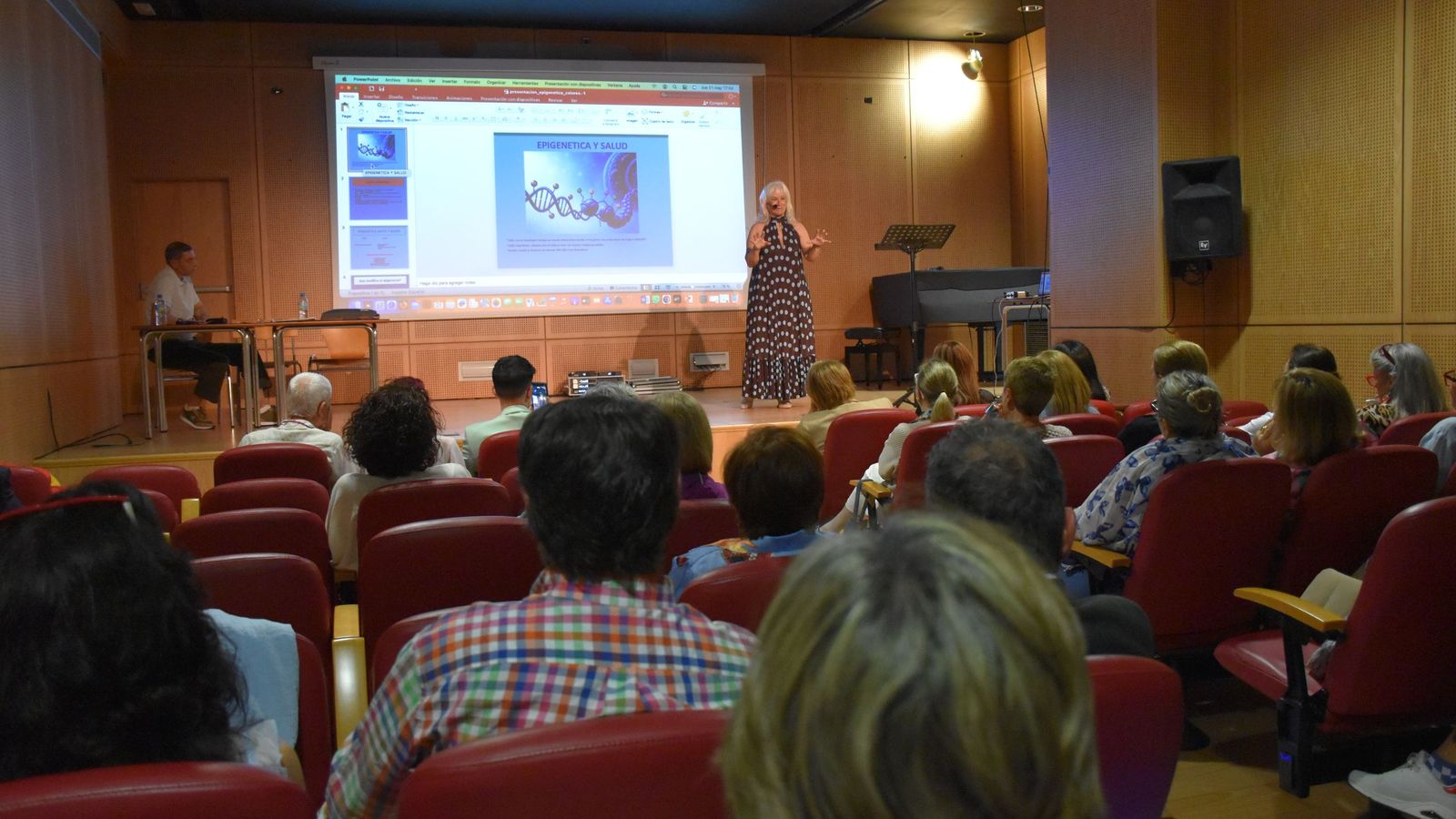 La odontóloga Mónica Minutela durante la jornada 'Las Patologías del Silencio', de la Escuela de Salud de Ceuta, en el Centro del Mayor