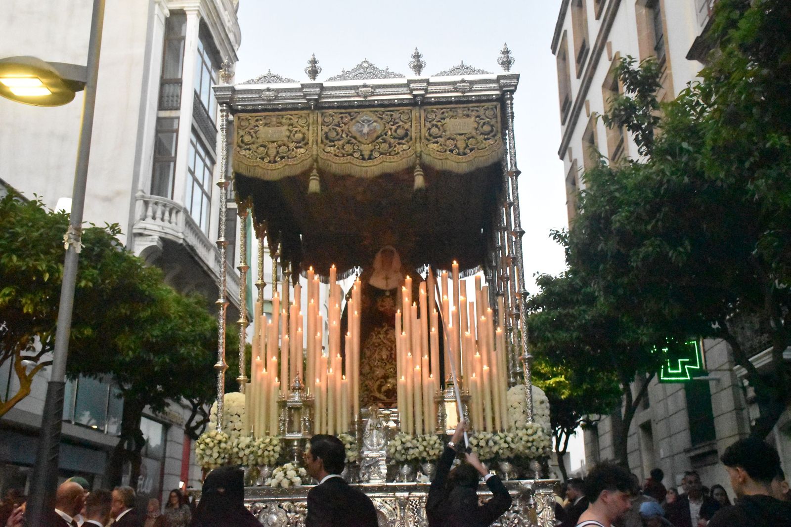 Aroma cofrade y estudiantil: Las Penas reina en el Jueves Santo