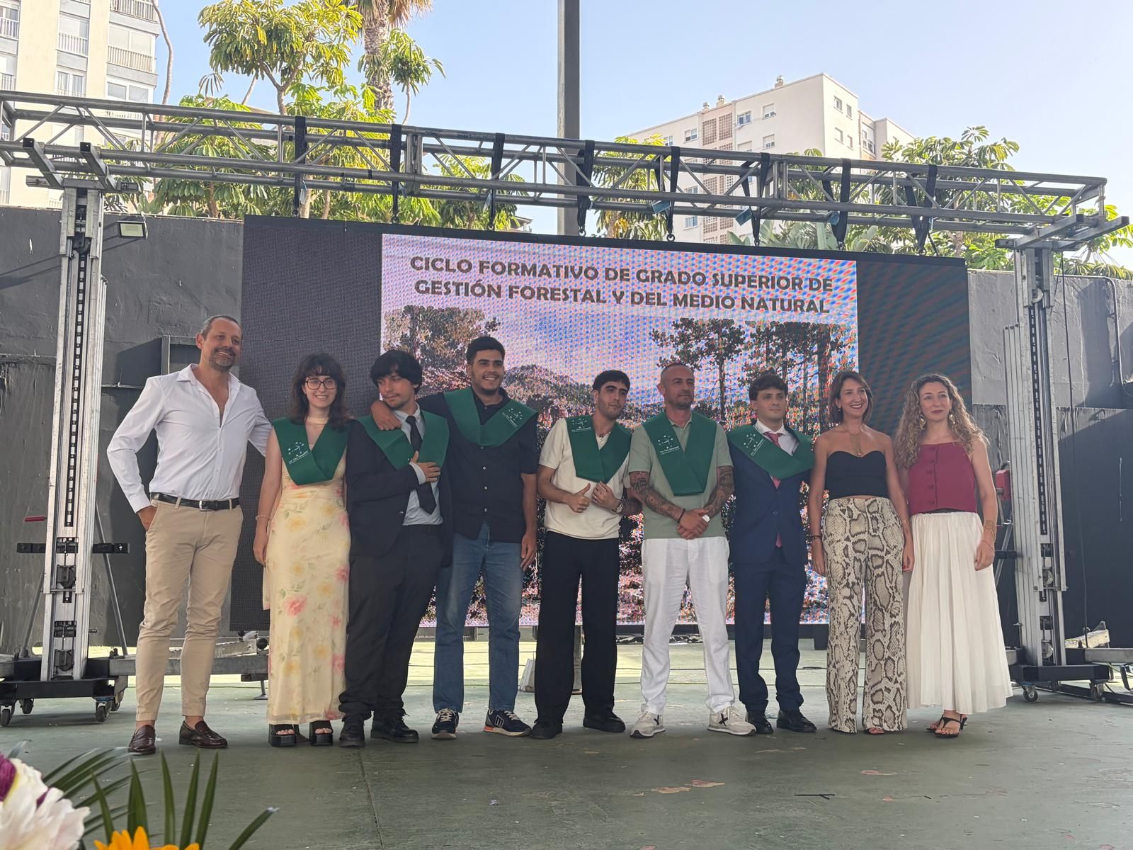 Multitudinaria graduación del Clara Campoamor en el Auditorio de la Marina