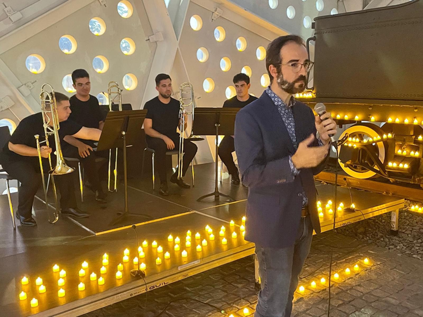 El director artístico de la CISO, Eduardo Hernández, durante la presentación del recital. / FOTO REDUAN