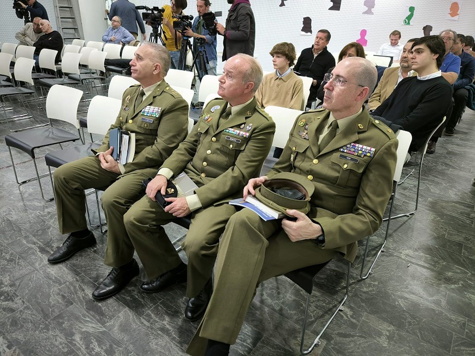 El comandante general de Ceuta, Marcos Llago, Mohamed Ali o José Luis Aróstegui fueron algunas de las caras conocidas en el encuentro. / FOTO NICOL´S