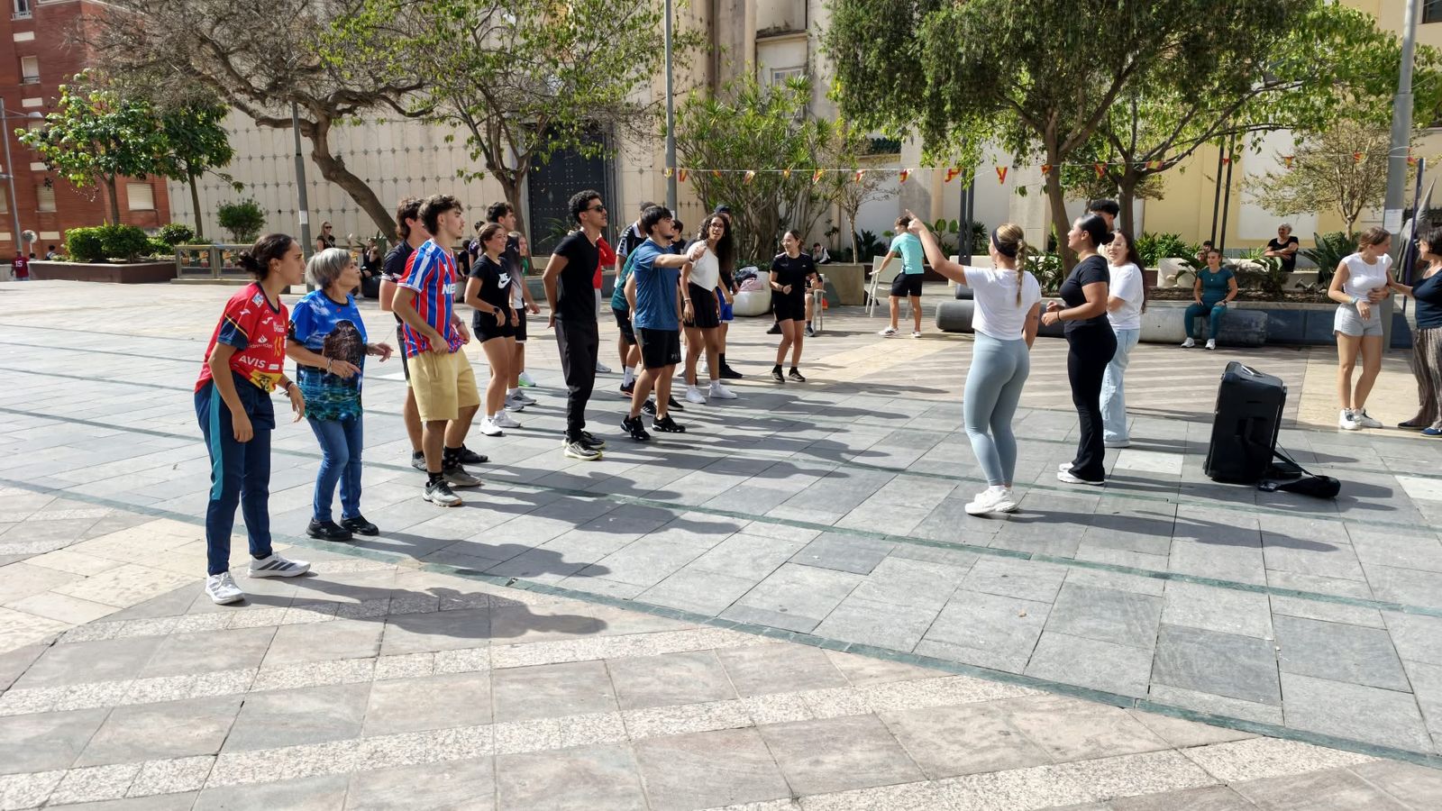 El alumnado de FP del Clara Campoamor, de huelga en Plaza de los Reyes contra las restricciones para las actividades al aire libre