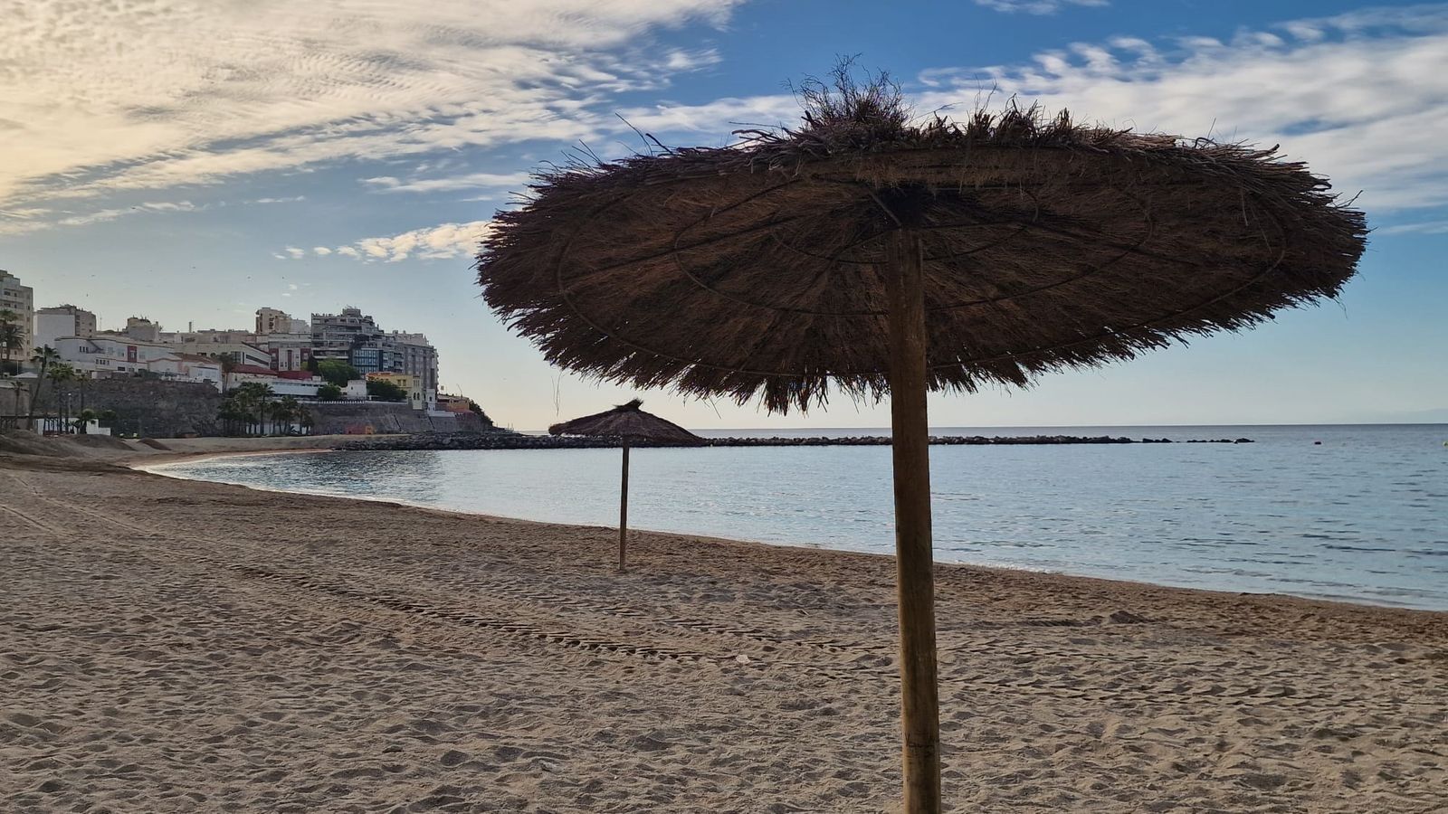 Las sombrillas ya están colocadas prácticamente en todas las playas