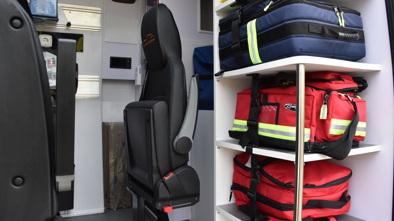 Interior de una ambulancia de soporte vital avanzado para el 061