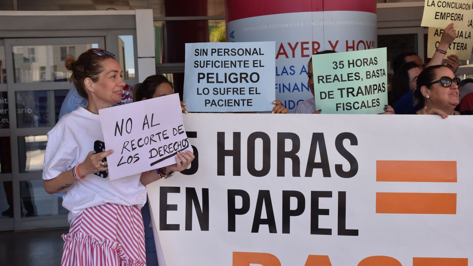La delegada de SAE en Ceuta, Rosa de la Borbolla, durante la concentración celebrada en el hospital contra la aplicación de INGESA de la jornada de 35 horas
