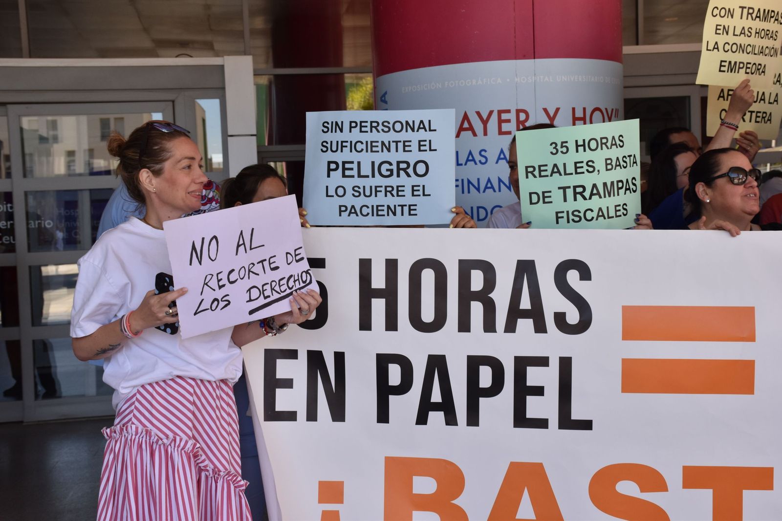 La delegada de SAE en Ceuta, Rosa de la Borbolla, durante la concentración celebrada en el hospital contra la aplicación de INGESA de la jornada de 35 horas