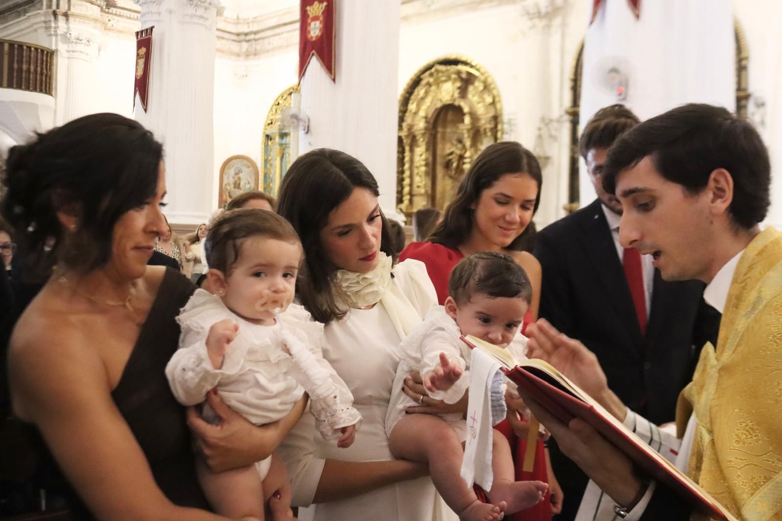 Carlota, Guillermo y Óliver reciben el sacramento del bautismo