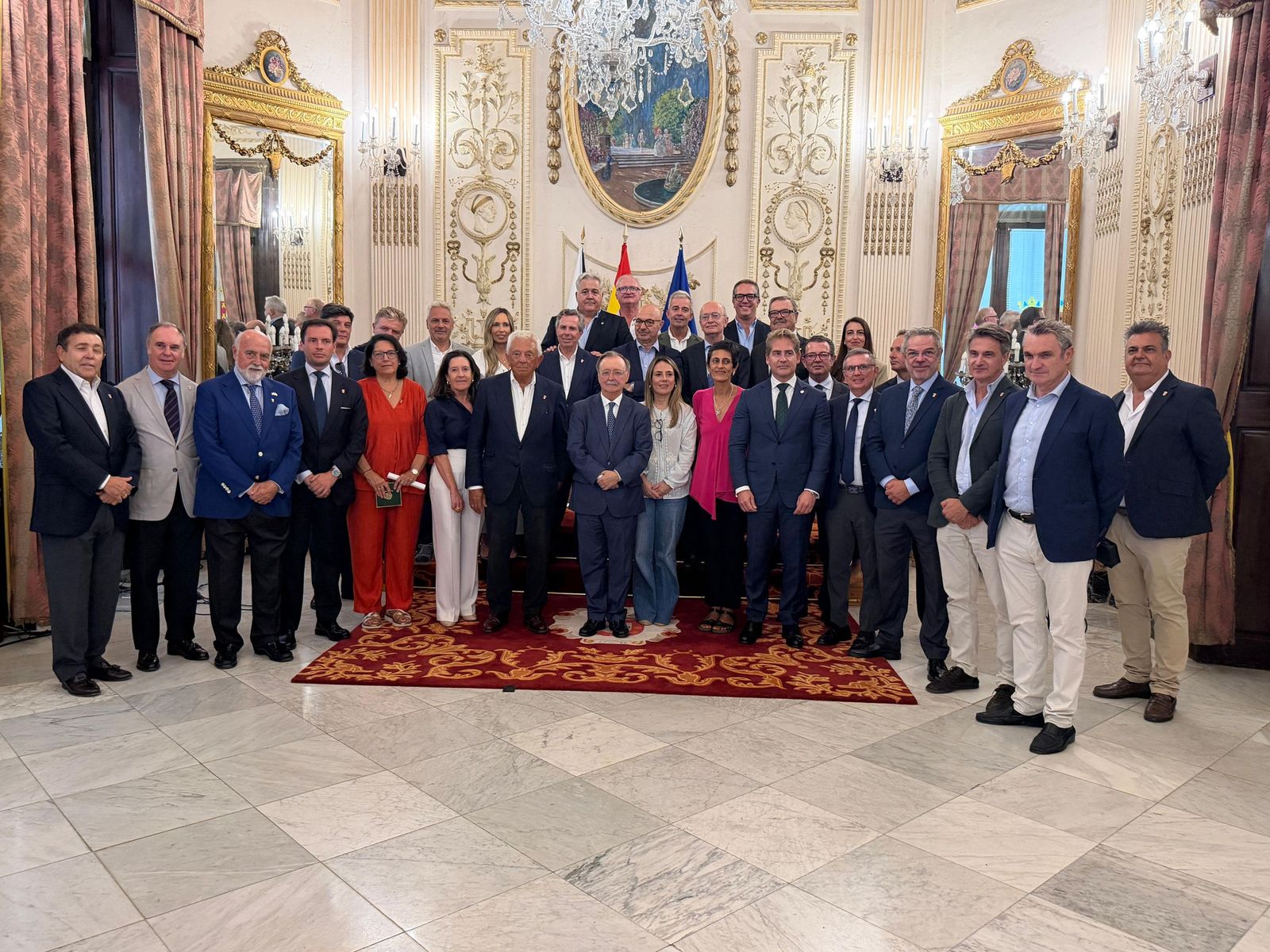 Foto de familia de las Cámaras de Comercio de Ceuta y Sevilla con el Gobierno de la Ciudad