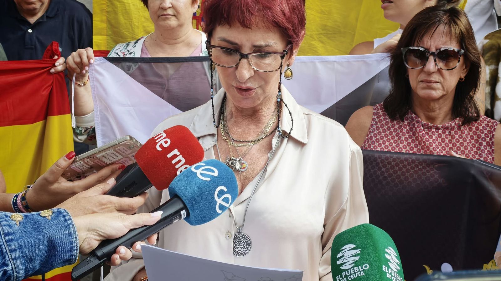 Concentración de funcionarios a las puertas del Palacio Autónomico contra la falta de soluciones tras la entrada masiva