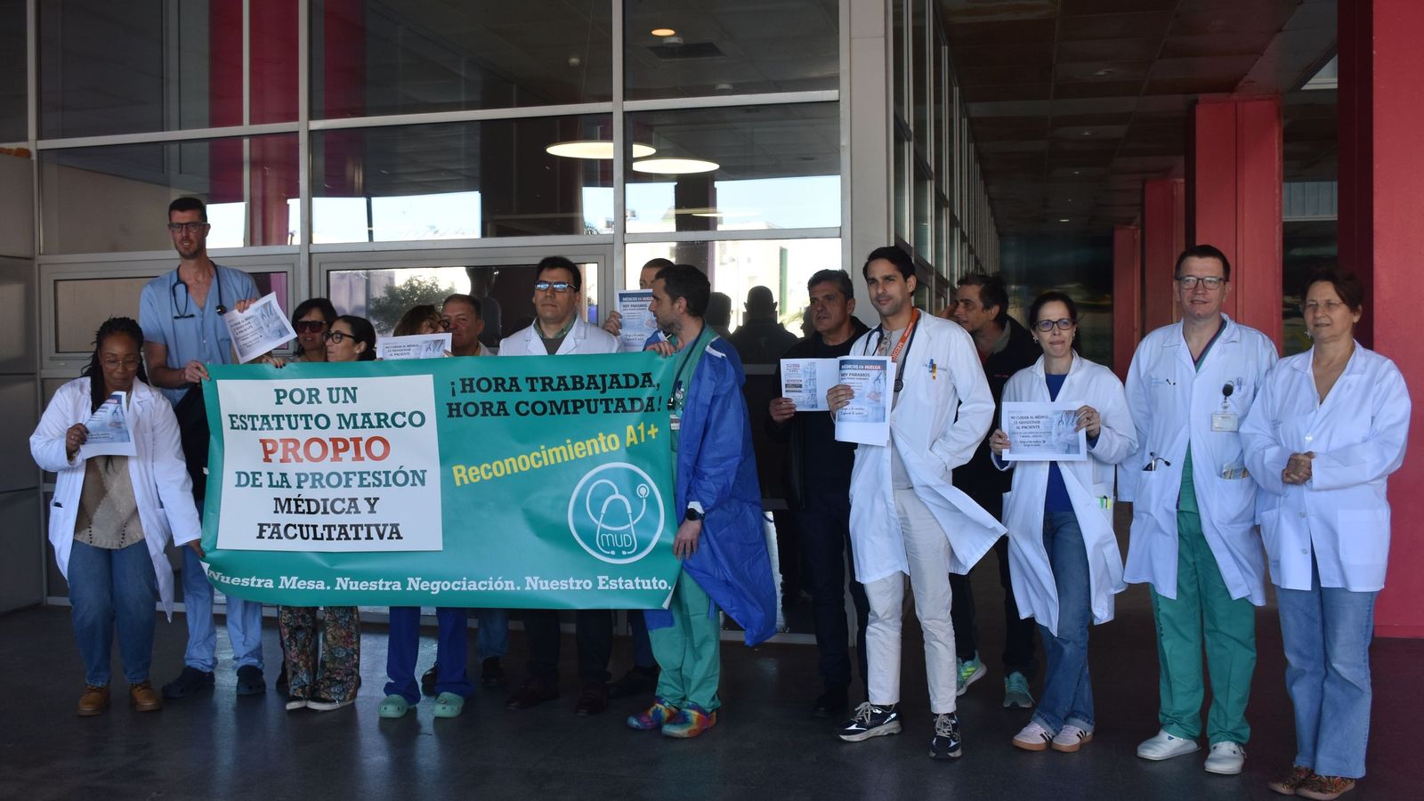 Médicos del HUCE concentrados a las puertas de hospital durante el primer día de huelga nacional para exigir un estatuto propio