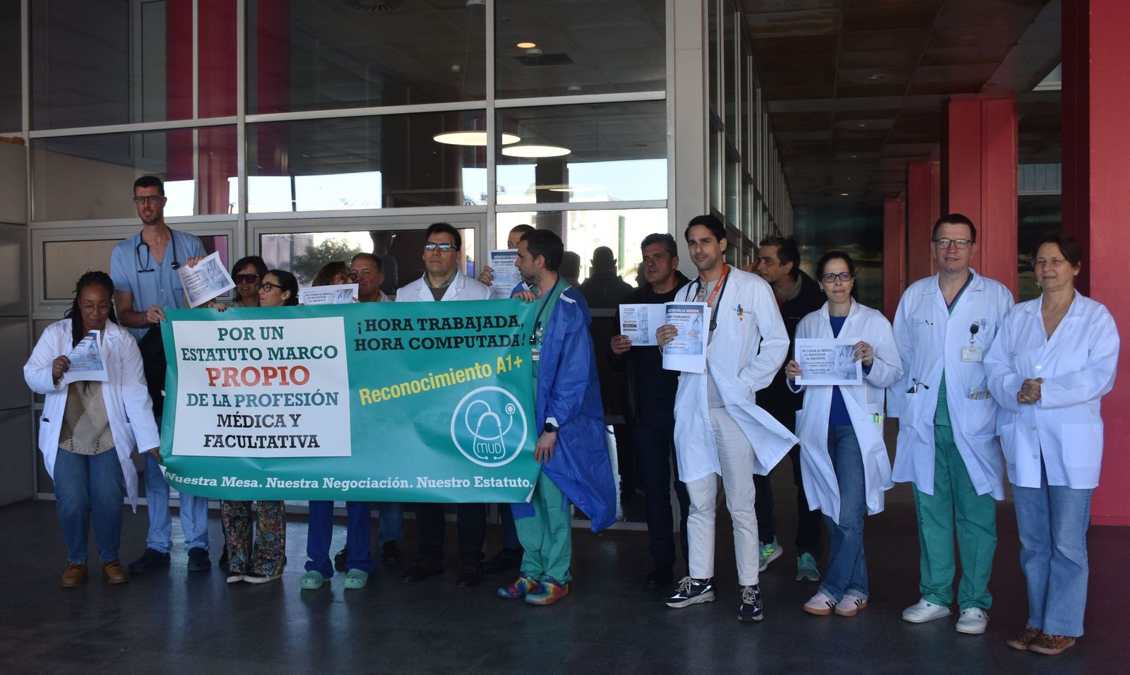 Médicos del HUCE concentrados a las puertas de hospital durante el primer día de huelga nacional para exigir un estatuto propio